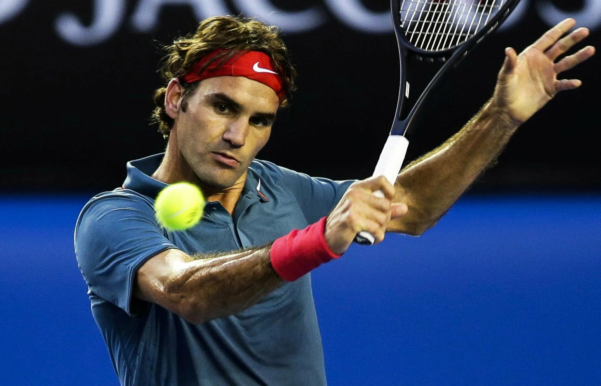 Подача в теннисе. Теннисисты с кудрявыми волосами. Теннисная ракетка wilson roger federer. Роджер федерер теннисист. Подача в большом теннисе.