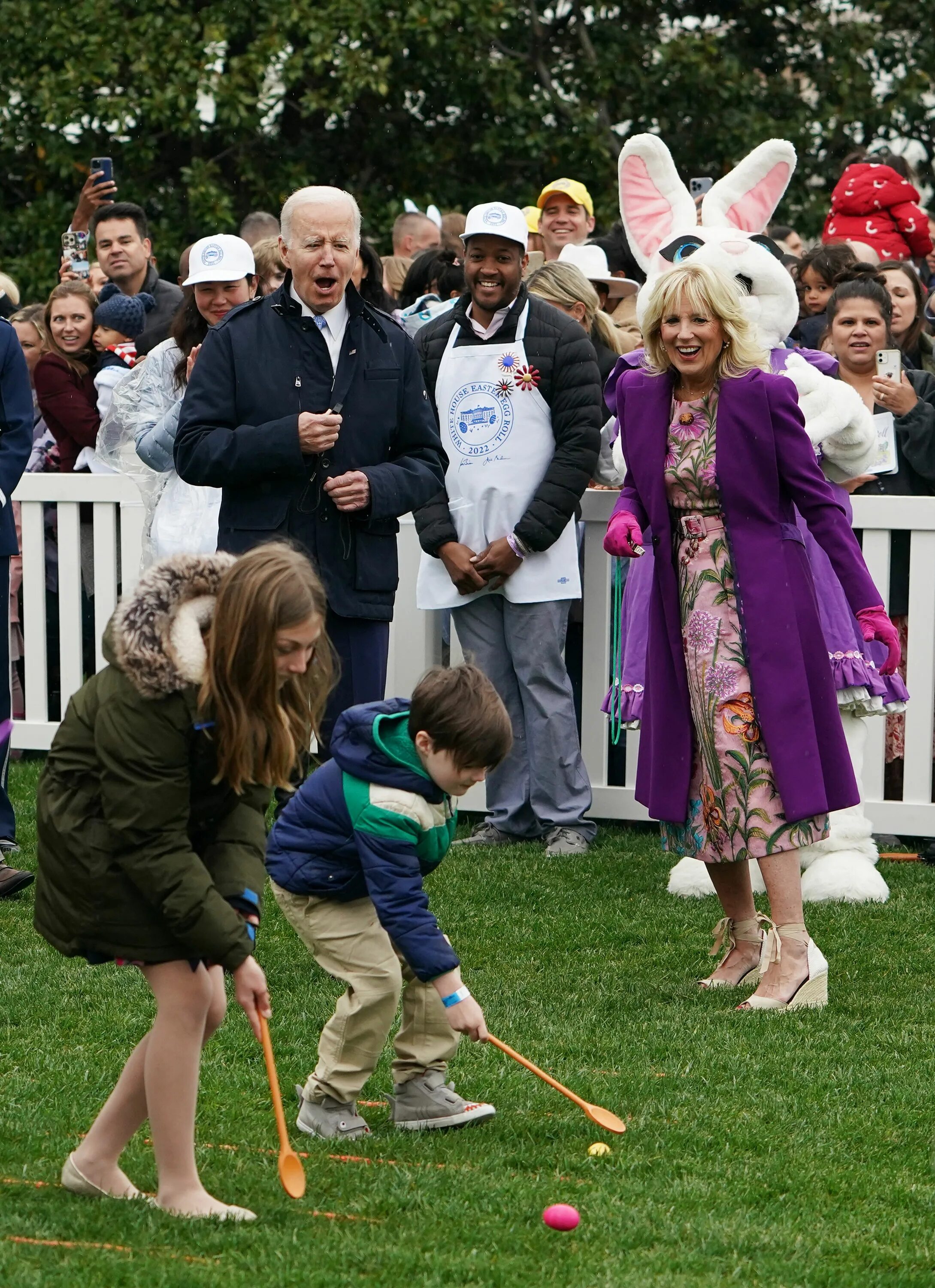 Байден и Пасхальный заяц. Катание яиц. Катание яиц на Пасху. White House Easter Egg Roll. Байден пасха день трансгендеров