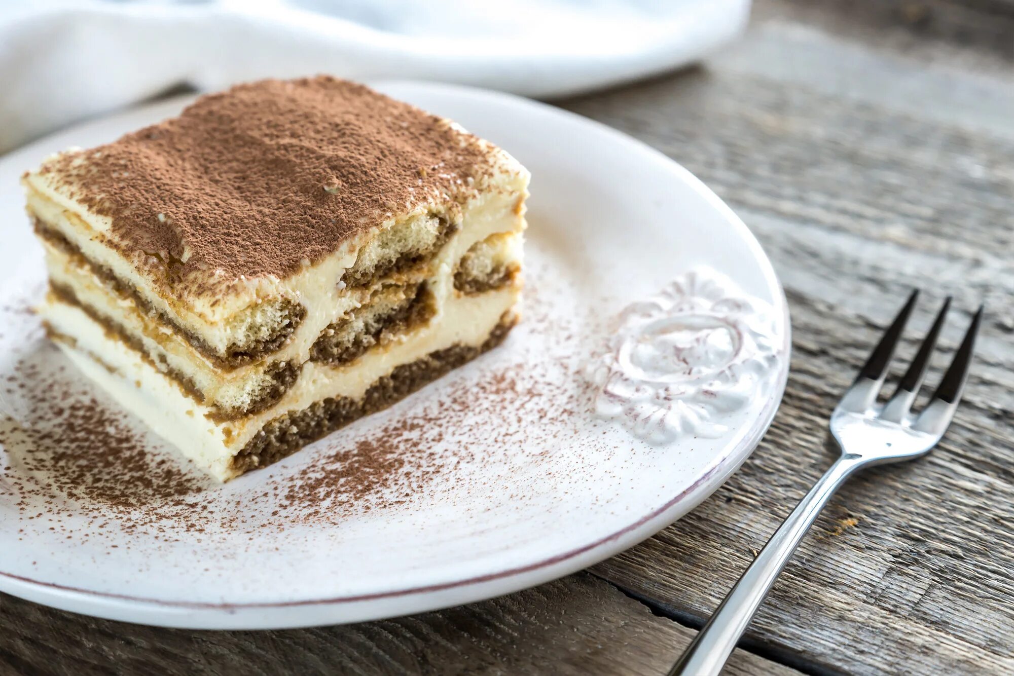 Приготовление торта тирамису. Торт тирамису сливочный. Тирамису. Амаретто для тирамису. ).