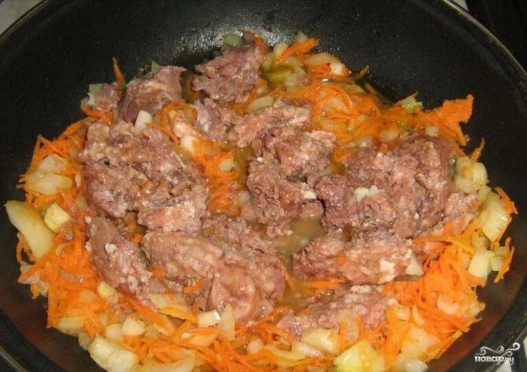 Картошка с тушенкой в кастрюле с морковью. Картошка с тушенкой. Тушеная картошка с тушенкой. Тушёная картошка с тушёнкой в сковороде. Жареная картошка с тушенкой на сковороде с луком.