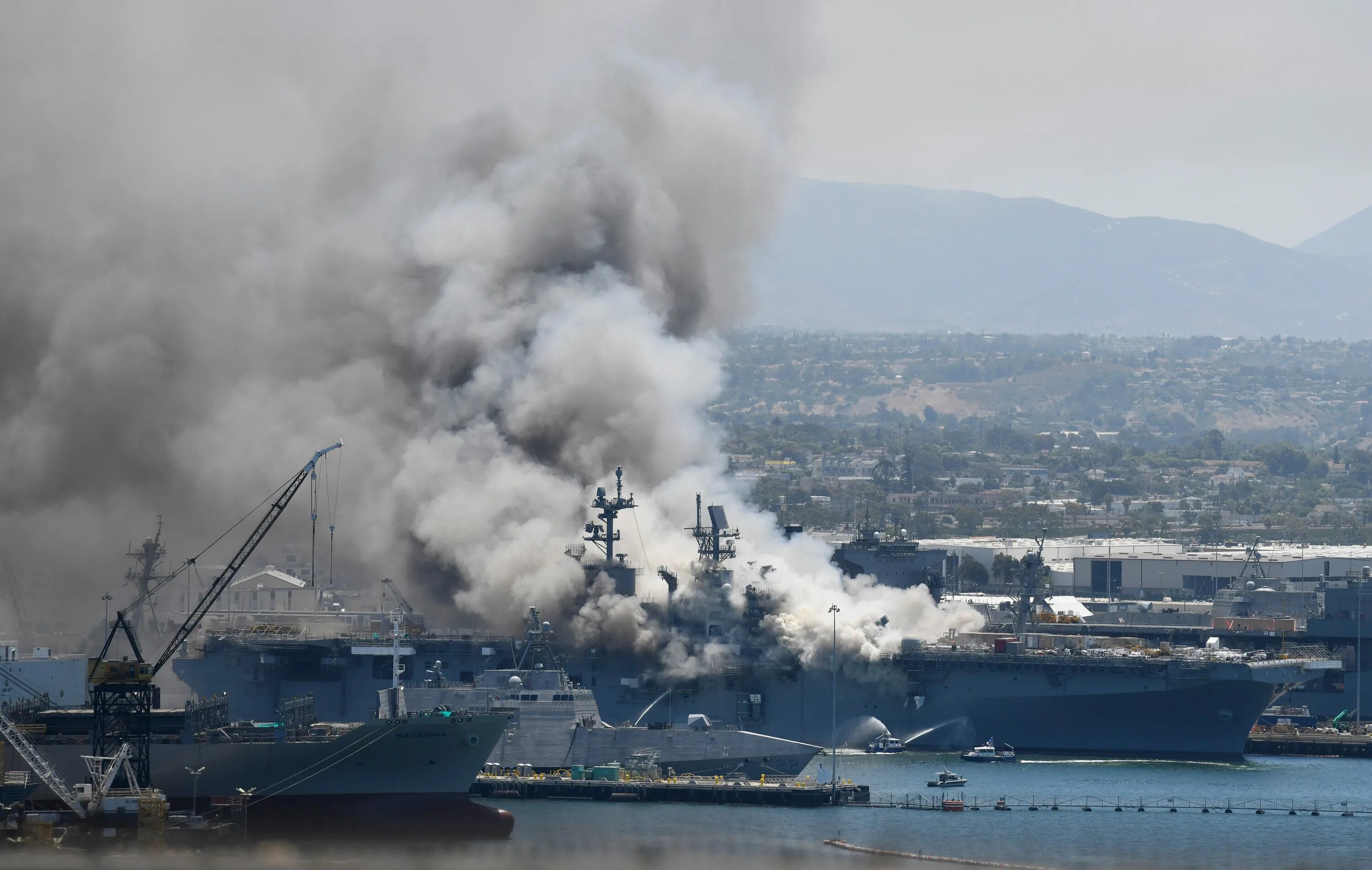 Подрыв корабля россии. Пожар на корабле ВМС США В Сан Диего. USS Bonhomme Richard пожар. Пожар на американском корабле USS Bonhomme Richard.