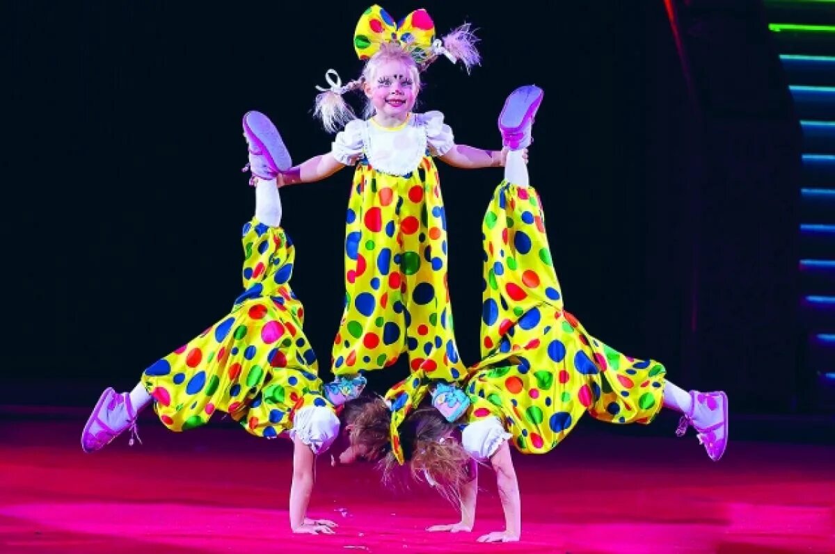 Цирковые костюмы. Артисты цирка. Цирк костюмы. Костюмы циркачей для детей. Клоуны акробаты