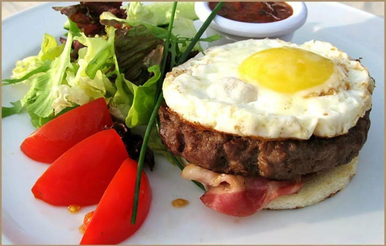 Бифштекс по гамбургски. Бифштекс из говядины с яйцом. Бифштекс натуральный с яйцом. Бифштекс с яйцом 150гр. Бифштекс с яйцом.