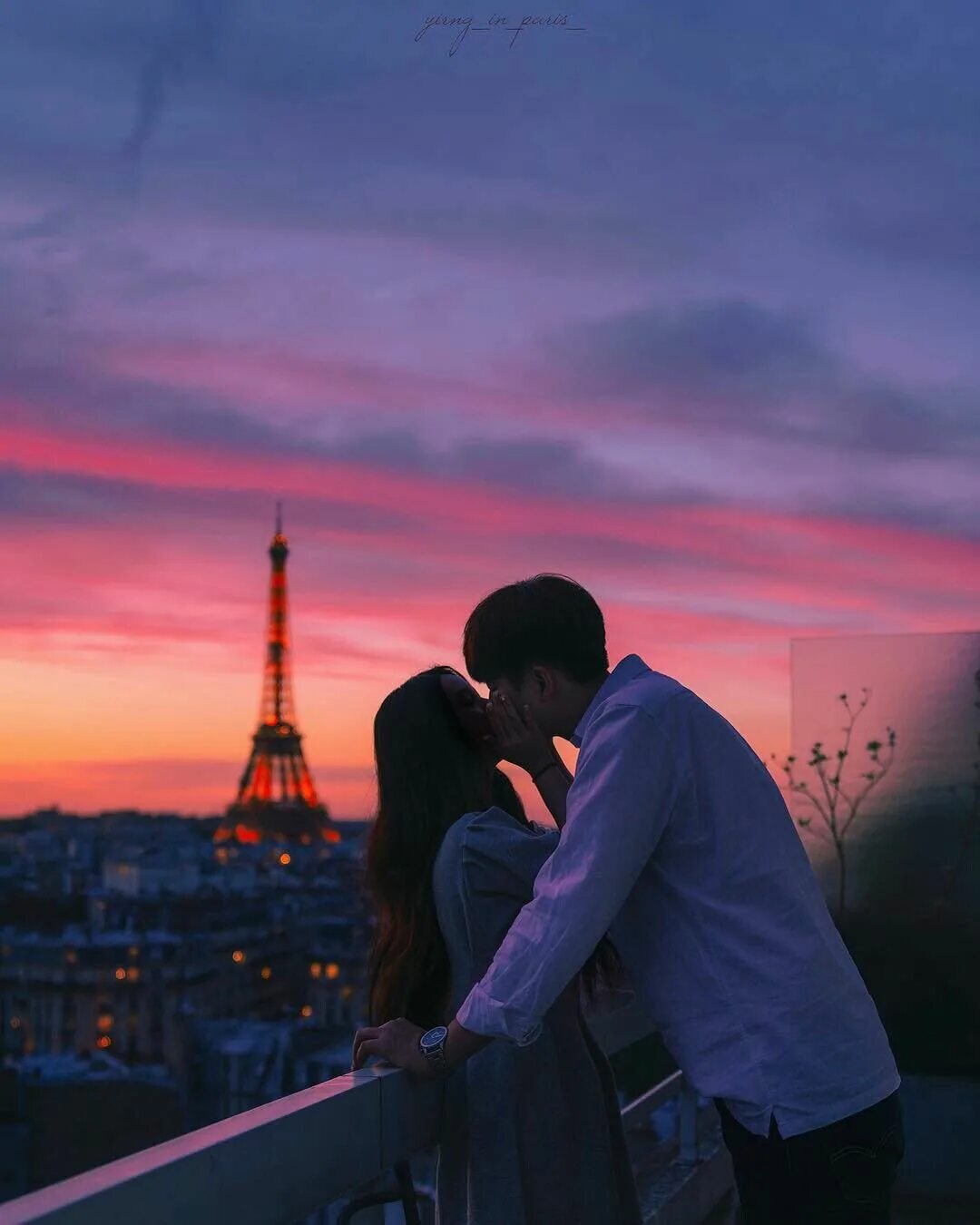 City lights love bites. Ночной поцелуй. Влюбленные в городе. City lights love bites. City lights love bites.
