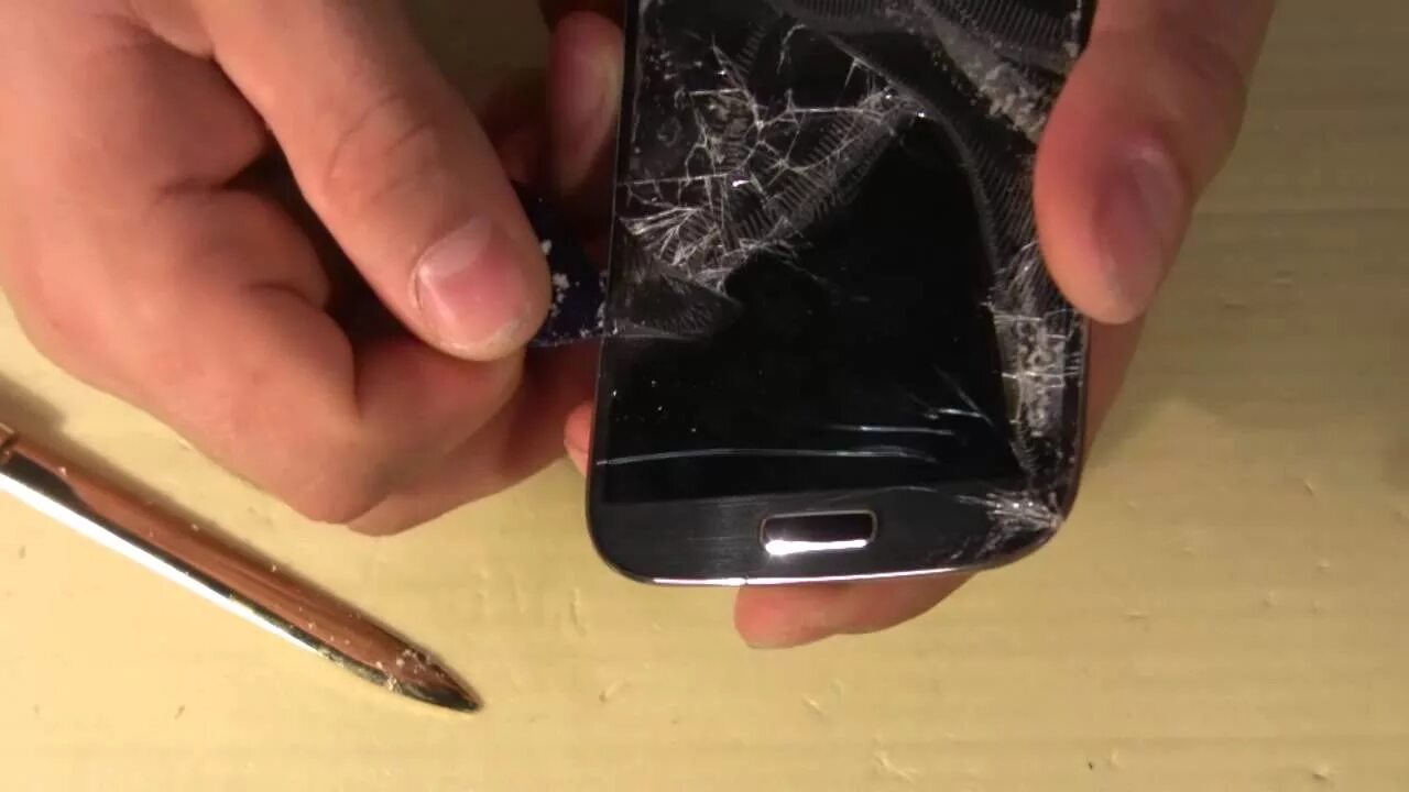Заменить стекло на смартфоне самсунг. Треснутое защитное стекло. Разбитое защитное стекло на телефоне. Треснутое защитное стекло на телефоне. Разбитый Samsung s4.