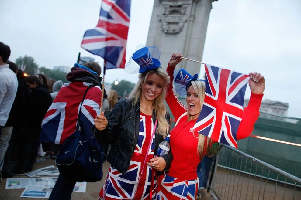 Uk girls. Британские девушки. Девушки Великобритании. Англичанки девушки. Девушка с британским флагом.