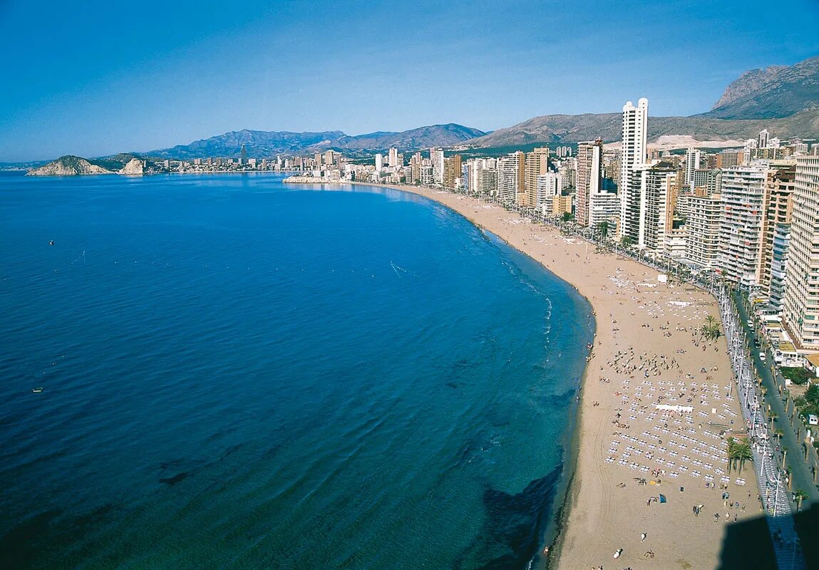 Пляжи бенидорма. Город бенидорм испания. Benidorm island. Бенидорм темп в апреле. Бенидорм пляж.