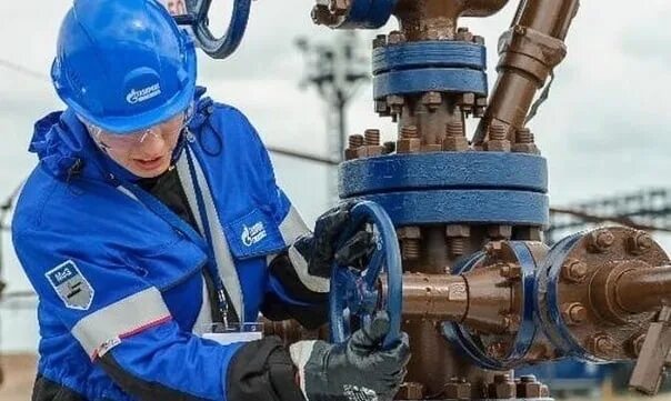 Фонтанная арматура УЭЦН. Нефтяник оператор по добыче нефти и газа. Нефтяные и газовые скважины.