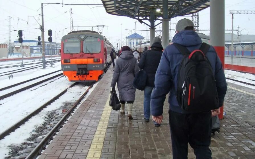 Будут ли дополнительные поезда на юг. Электричка. Пригородные электрички. Электричка ковров Новки. Новые поезда.