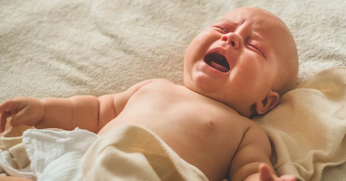 Ребенок плачет на груди. Новорожденный ребенок. Новорожденный малыш. Грудной ребенок плачет. Новорожденный кричит.
