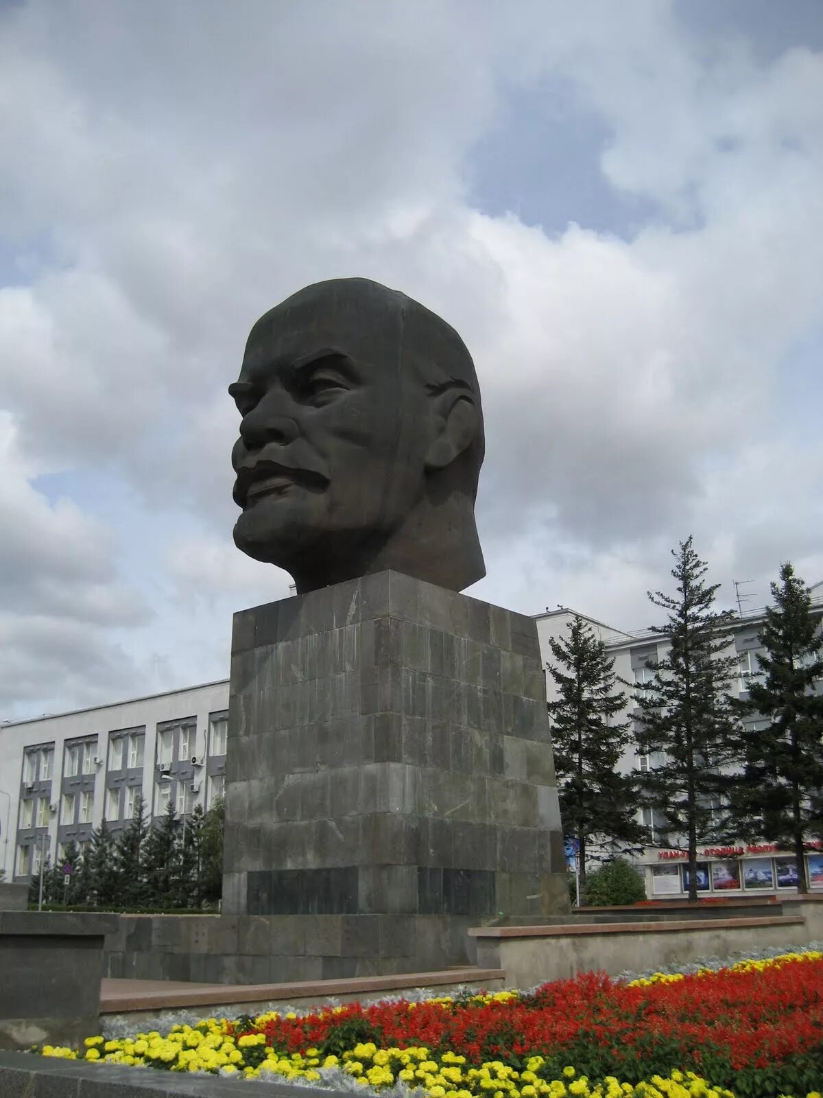 Ленин в улан. Голова Ленина в Улан-Удэ. Улану де голова Ленина. Памятник голова Ленина в Улан-Удэ. Голова Ленина Улан-Удэ вид сбоку.