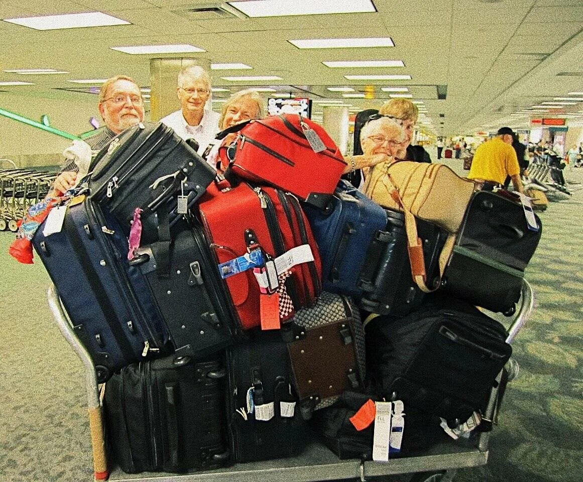 Пассажиры забирали багаж. Пассажиры забирали багаж. Утерянный багаж. Чемодан в аэропорту. Багаж самолета.