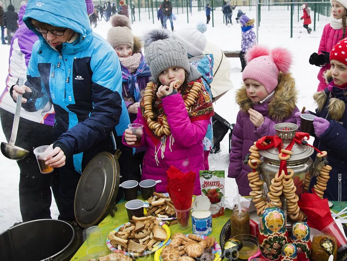 Масленица на улице для начальной школы. Масленица в школе. Масленица в детском саду. Праздник Масленица в школе. Ярмарка на Масленицу в детском саду.