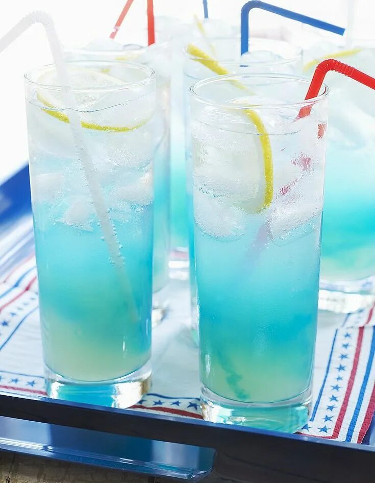 Blue curacao коктейли безалкогольные. Голубая лагуна blue lagoon коктейль. Блю гавайи коктейль. Голубая лагуна напиток безалкогольный. Голубая лагуна коктейль алкогольный.