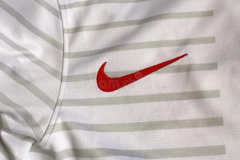 Ткань Nike. Белые вещи найк. Знак найк на одежде. Одеяло с логотипом Nike. Где находится найк