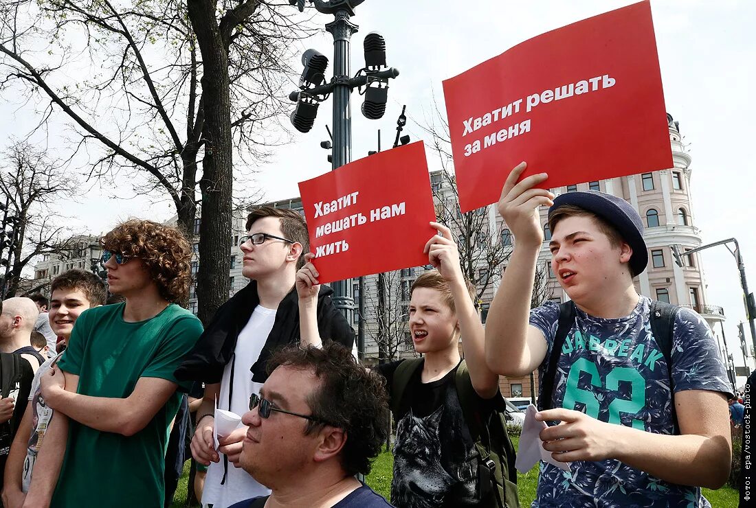 В государстве легально действует оппозиция. Молодежь на митинге. Молодежь на митингах Навального. Протесты молодежи. Молодежный протест в России.