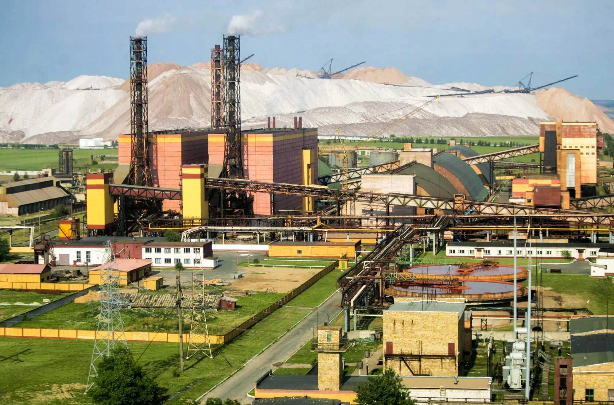 Калийные горы солигорска. Калийный завод беларусь. Солигорский завод калийных удобрений. Солигорск калийные. Солигорск калийные.