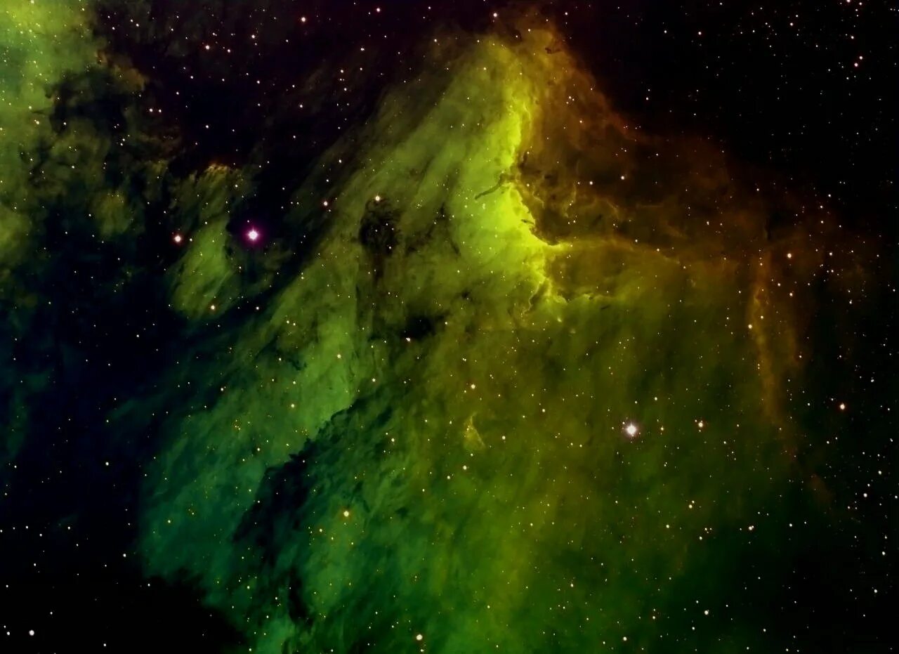 Черно зеленый космос. Туманность Пеликан. Зеленый космос. Туманности в космосе. Космос зелено желтый.