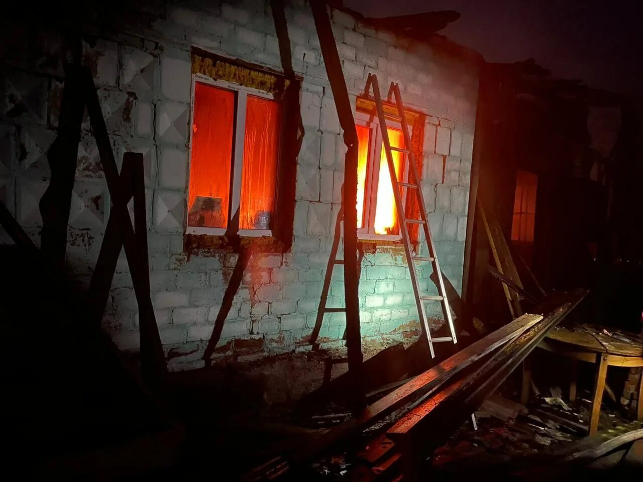 Пожары. Дом ночью. Сгорел дом в Омске. Пожар в Москаленках. В омской области сгорели