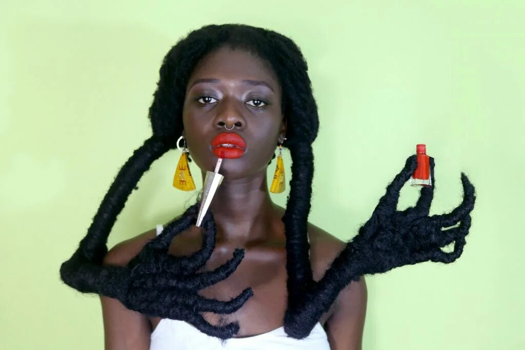 Laetitia ky. Африканка делает скульптуры из волос. Причудливая девушка. Негритянка мем