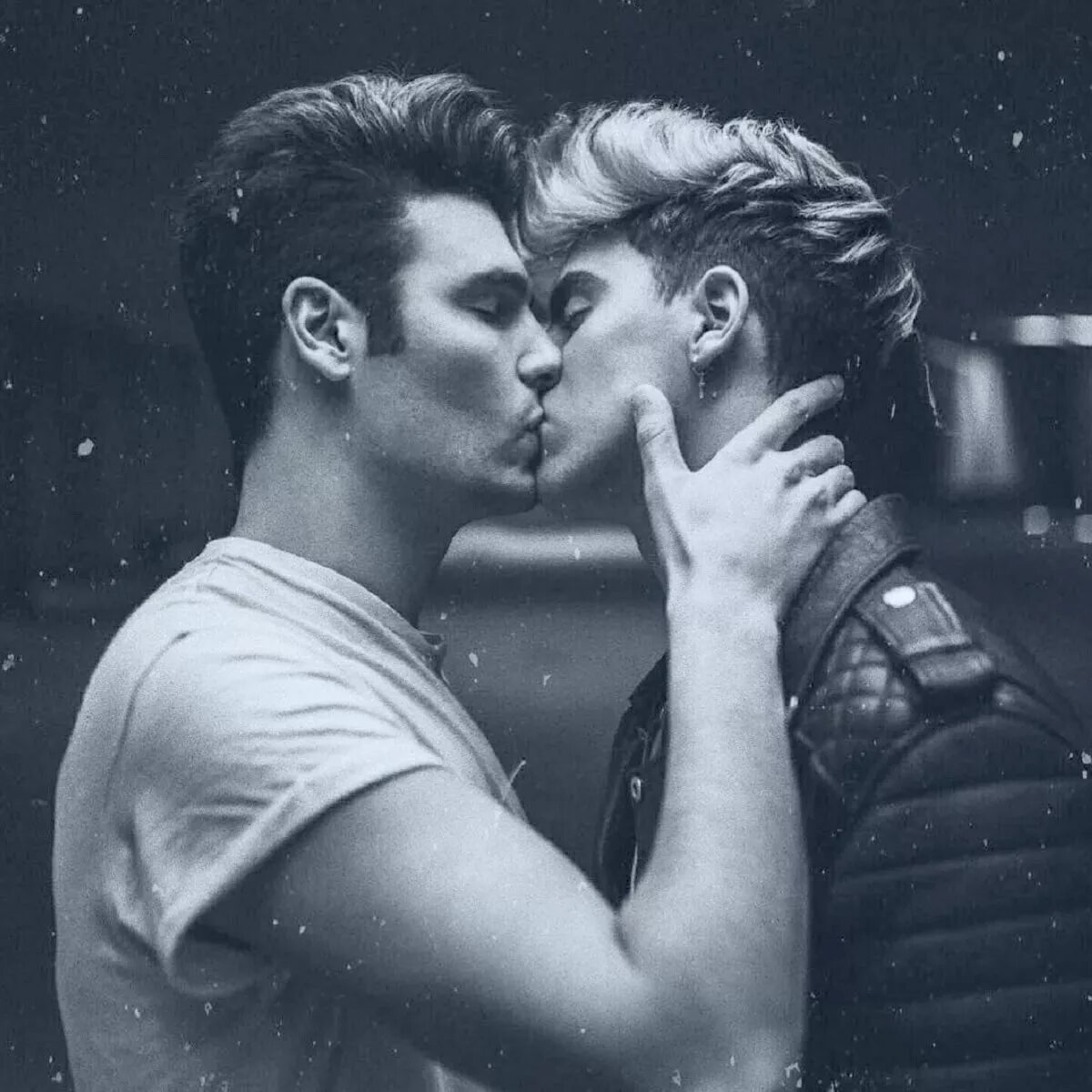 Целоваться друг с другом парня. Парни целуются. Поцелуй двух мужчин. Красивый поцелуй парней. Красивые парни целуются.