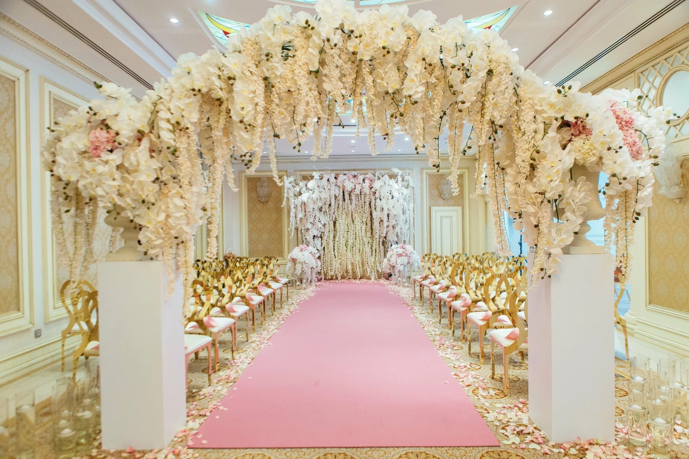 Зал для фотосессии. Свадебная арка в золотом цвете. Декор для свадеб и торжеств. Свадебный зал для фотошопа. Шикарный свадебный зал золотой.