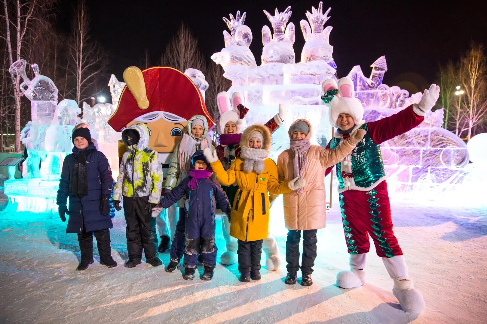 Новогодние каникулы. Центральная площадь сургута новый год. Новогодний праздник. В городе иркутск празднование нового года ледниковые городки. Новогодний сургут 2022.