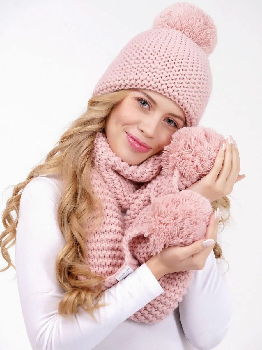 розовая шапка женская вязаная. шапка женская спицами. розовая шапка. розовая шапка с бубоном. розовые шапки спицами.