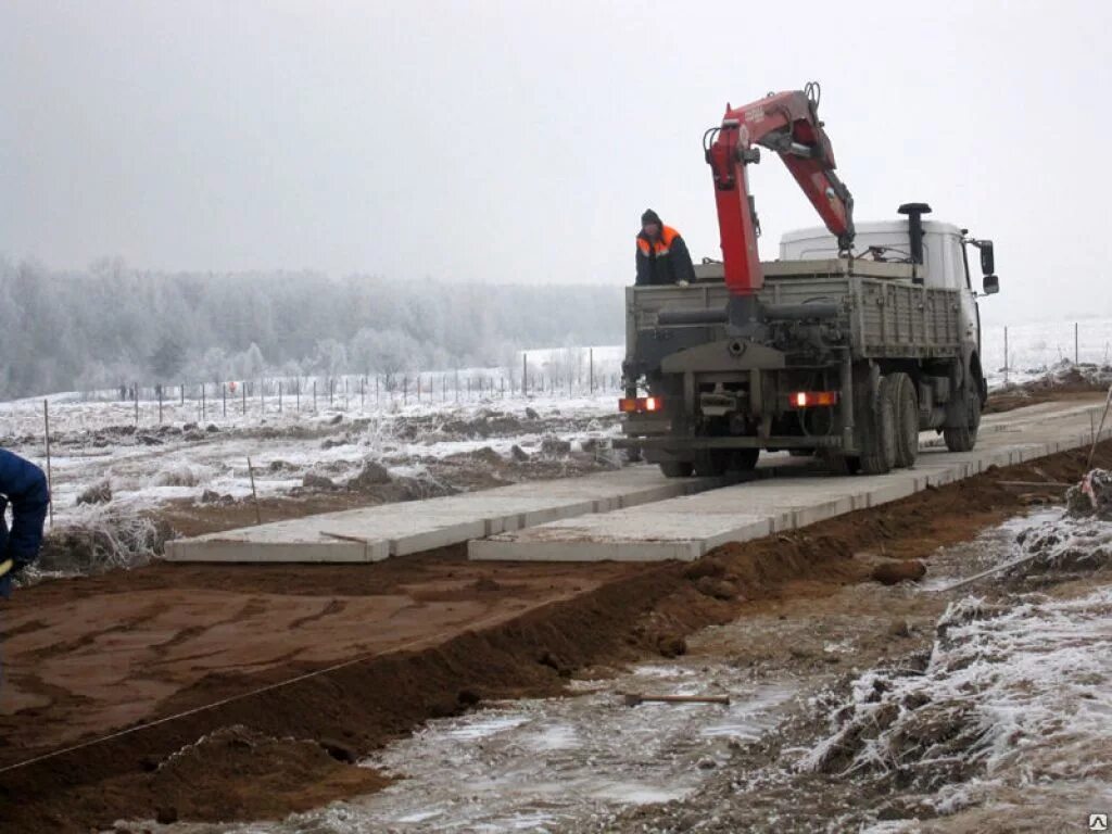 Демонтаж дорожных плит 3000х1700. Дорожные плиты для временных дорог. Временные дороги из железобетонных плит. Плиты для укладки дороги. Временные строительные дороги