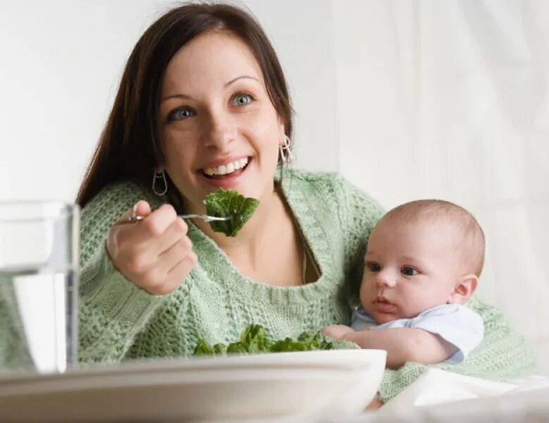 Мама и ребенок питание. Диета мамы с грудным ребенком. Еда на грудном вскармливании. Мама кушает. Принять маму как есть
