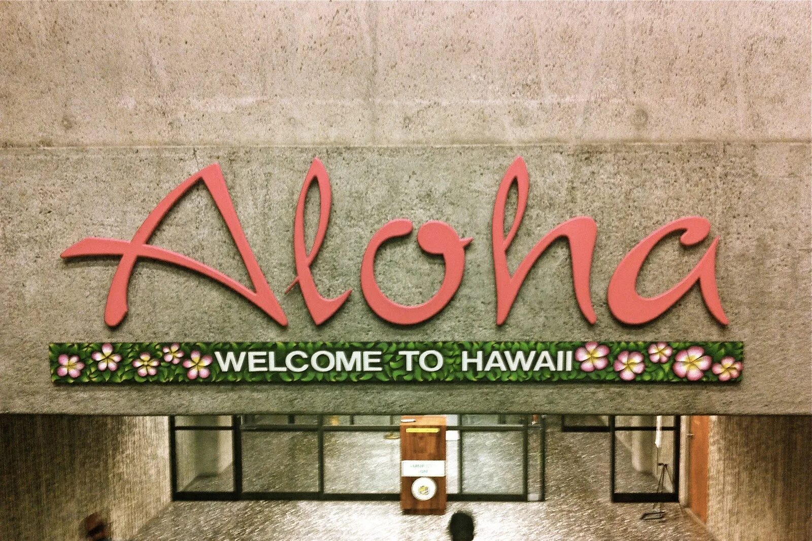 Alloha welcomes you что это. Вывеска Гавайи. Надпись Гавайи. Aloha вывеска. Welcome to Hawaii надпись.