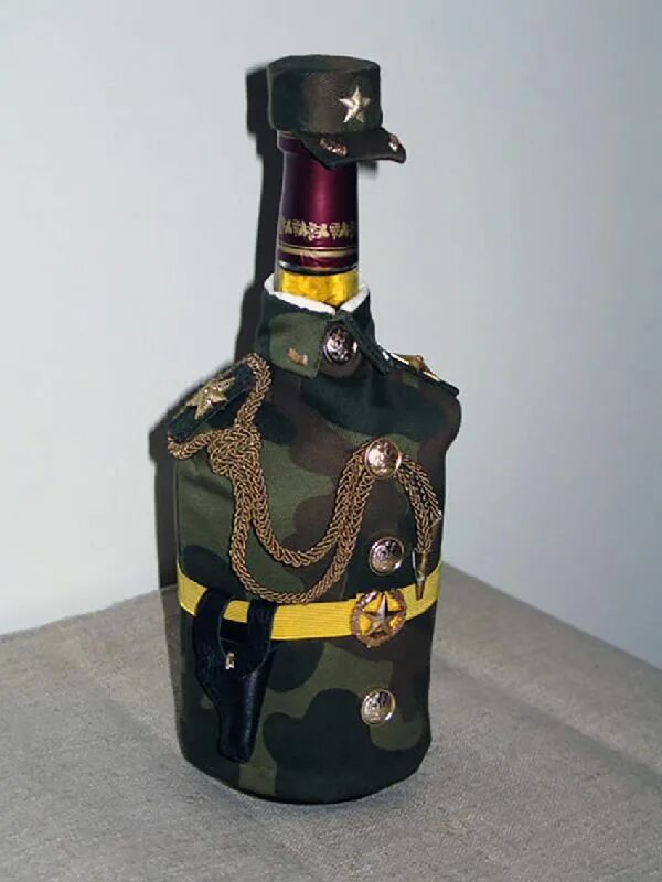 Бутылки оформить в подарок мужчине. Декор бутылки военный. бутылка коньяка на 23 февраля. декор бутылки коньяка к 23 февраля. декоративные бутылки на 23 февраля.