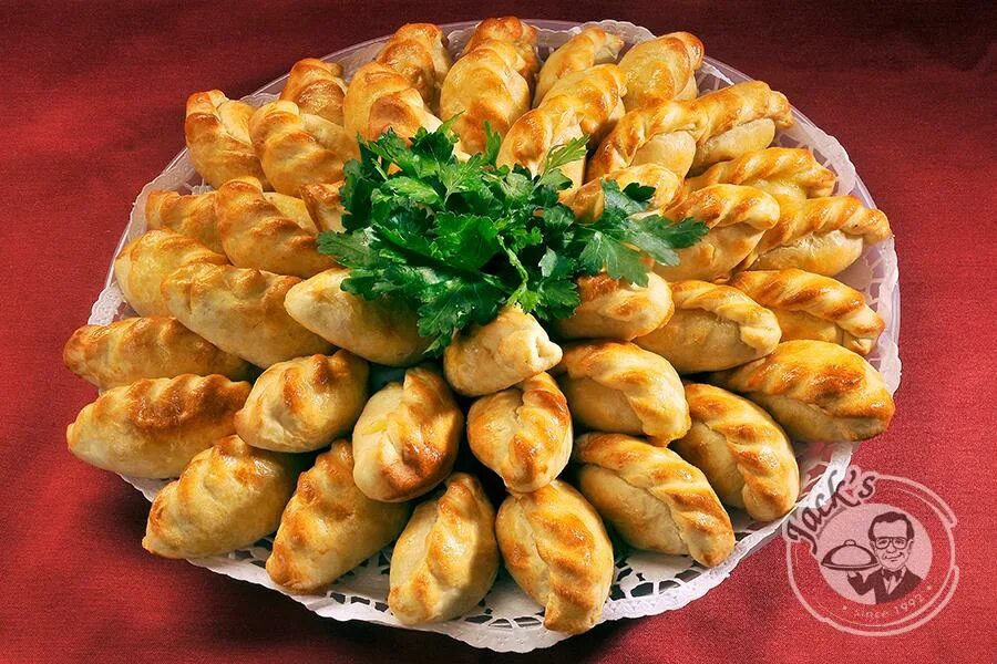 Национальное блюдо из теста с разнообразными начинками