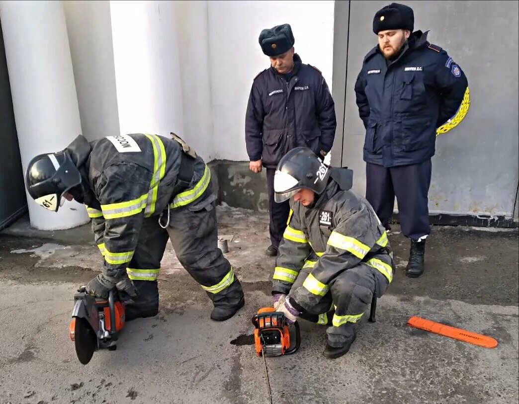 Пожарный. Danger situation in industry. Гражданская оборона ликвидация чрезвычайных ситуаций. Аттестация пожарных 3 класса мособлпожспас. Учебная база для подготовки пожарных.