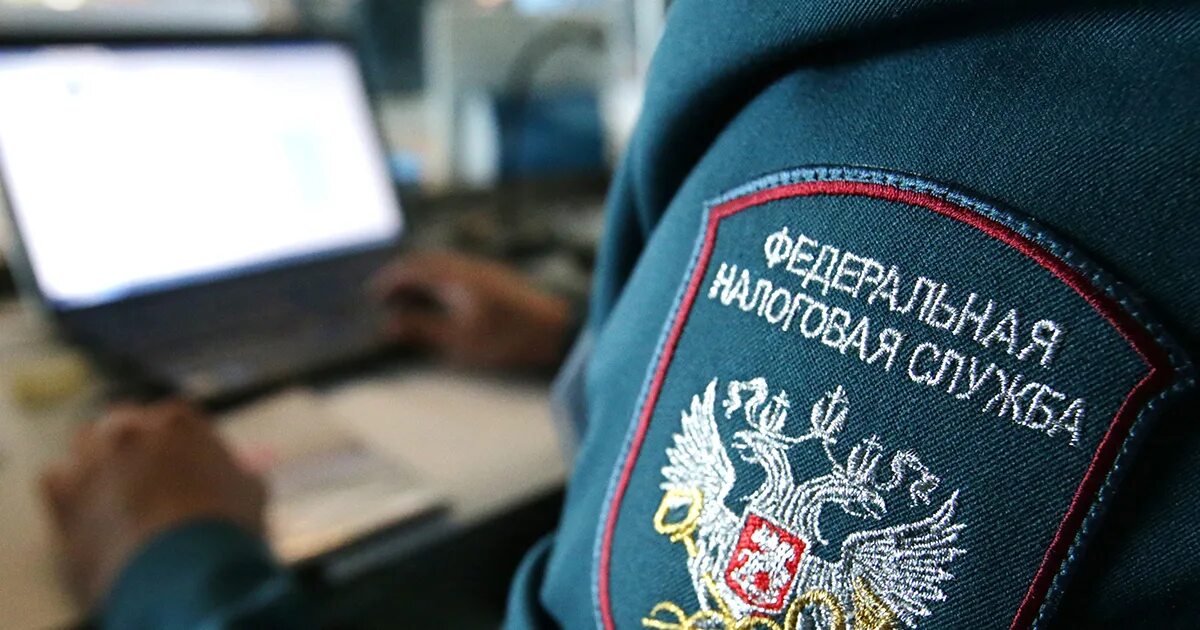Налоговая получит контроль. Налоговая служба. налоговый инспектор. налоговые органы. работник налоговой службы.