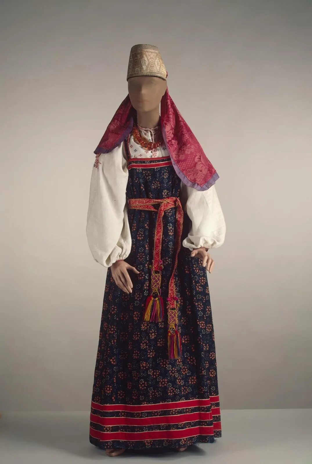 Коллекции в. Костюмы русских губерний. Л. Национальный костюм московской губернии. Костюм воронежской губернии женский народный.