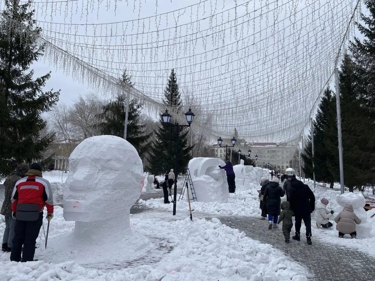 Снежные скульптуры. Снежные скульптуры 2023. Снежные фигуры в городском саду Курган. Парк Энергетик Курган.