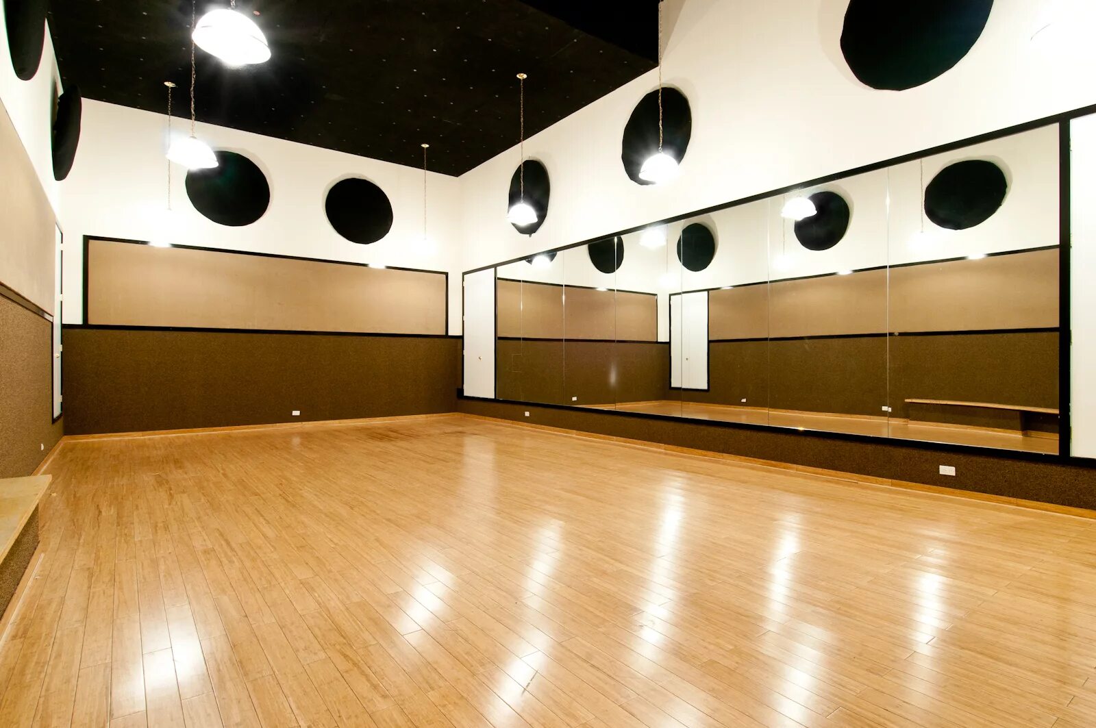 В квадратном зале для танцев. Танцевальный зал. Зал хореографии. Интерьер танцевального зала. Зал для танцев.