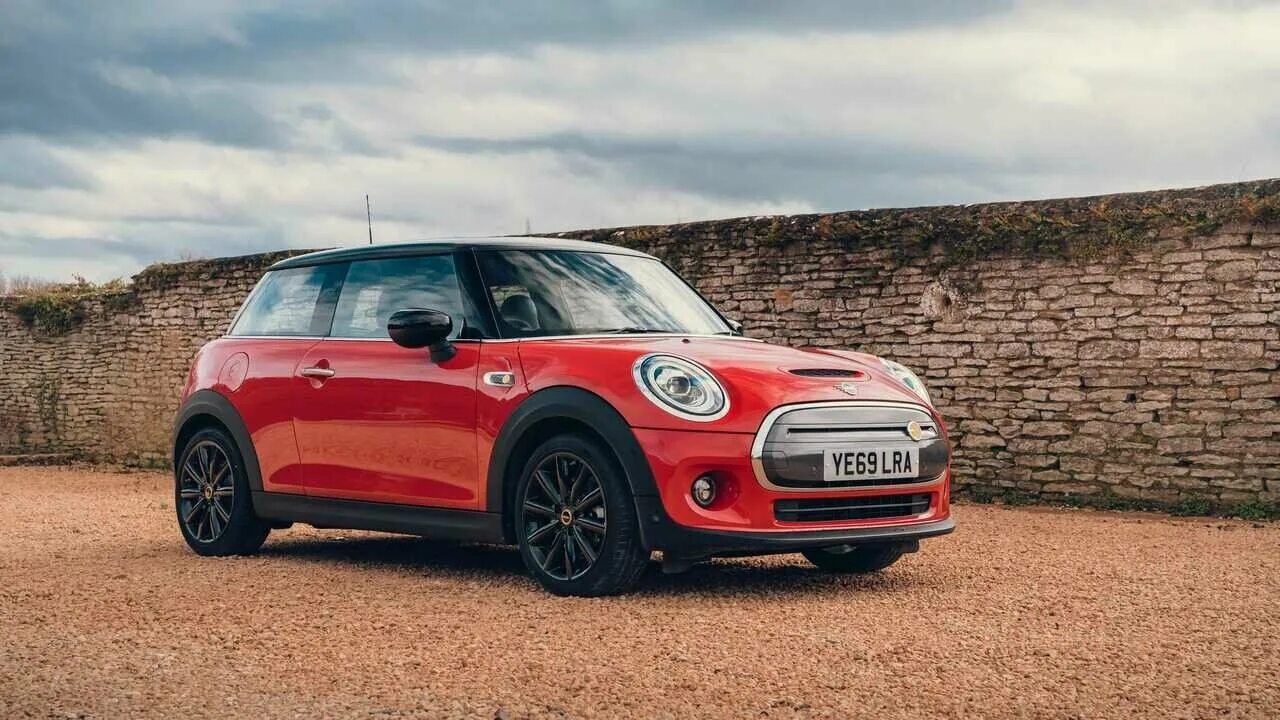 Красная машина мини купер. Mini cooper s f56 red. Бентли мини купер. Мини купер красный. Мини купер 2007.