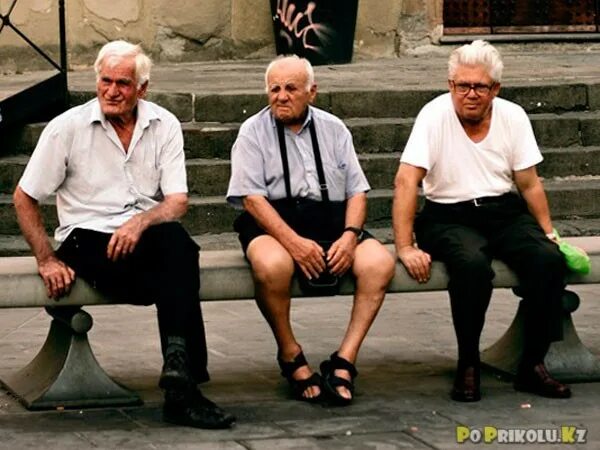 Есть три деда. Дед на скамейке. Два старика на скамейке. Три старика на скамейке. Три дедушки.