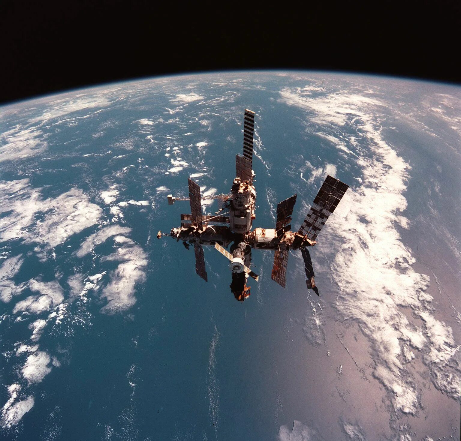 Space station. Орбитальная станция мир 1986. Мир-2 орбитальная станция. Станция мир и МКС. Российская орбитальная станция “мир”.