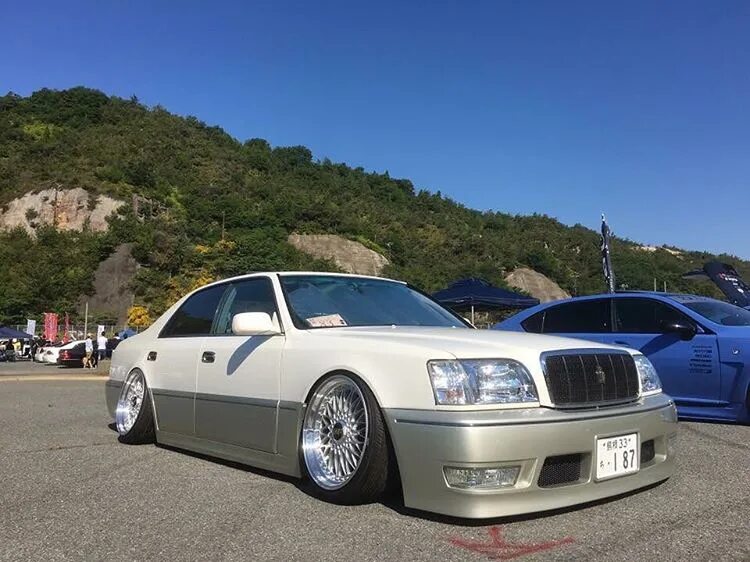 Crown japan. Crown japan. Toyota crown 131 stance. Toyota crown s170 jdm. Toyota crown s150.
