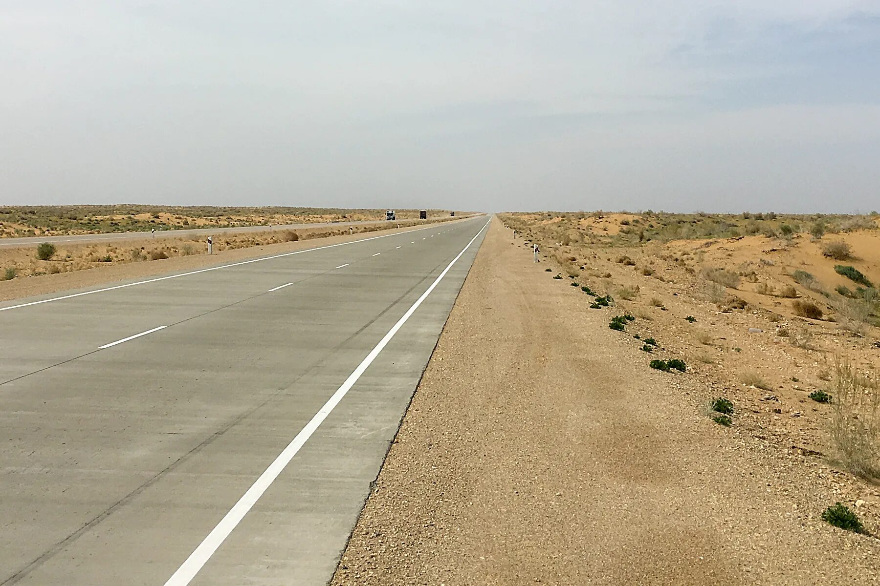Узбекистан трасса. Дорога в Узбекистане в пустыне. Питнак Хорезмская область. Узбекистан пустыня картина.
