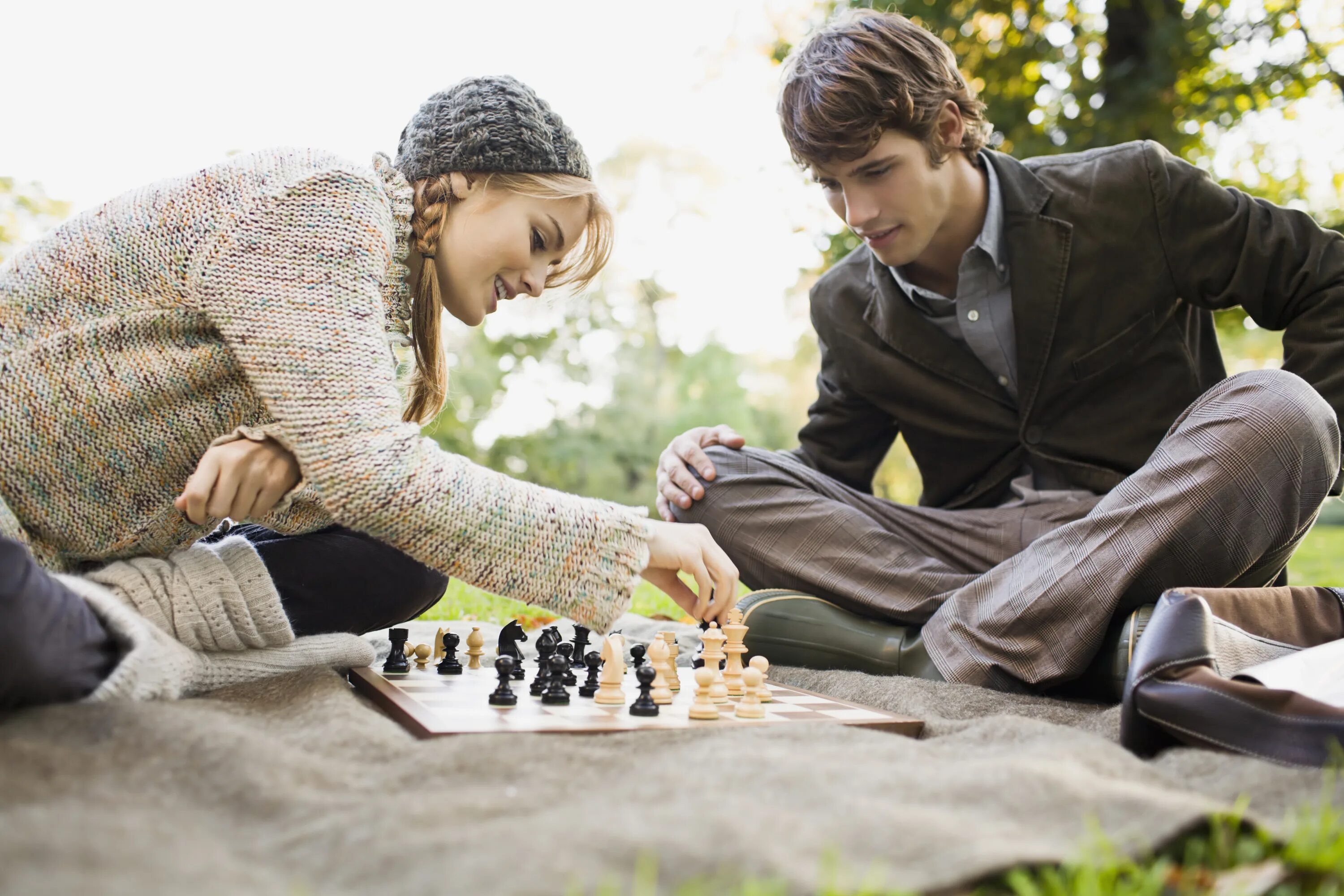 We like playing chess. Романтические шахматы. Мужчина и женщина за шахматами. Мужчина за шахматами. Вечер за шахматами.