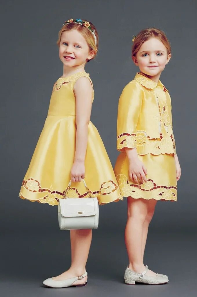 модная одежда для малышек. коллекция дольче габбана 2023. дети на желтом фоне. желтые детская коллекция. диор кид.