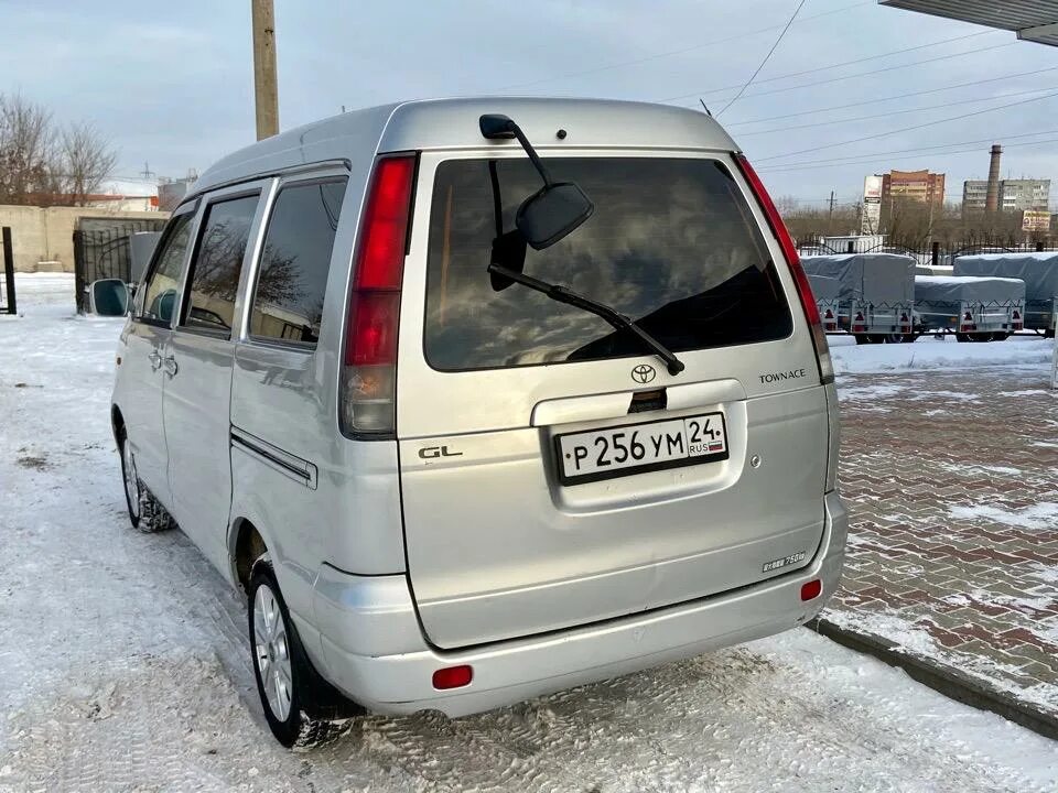 Тойота таун айс 2000. Тойота Town Ace 2000. Toyota Town Ace 2000 габариты. Габариты Тойота Таун айс 2000 года.