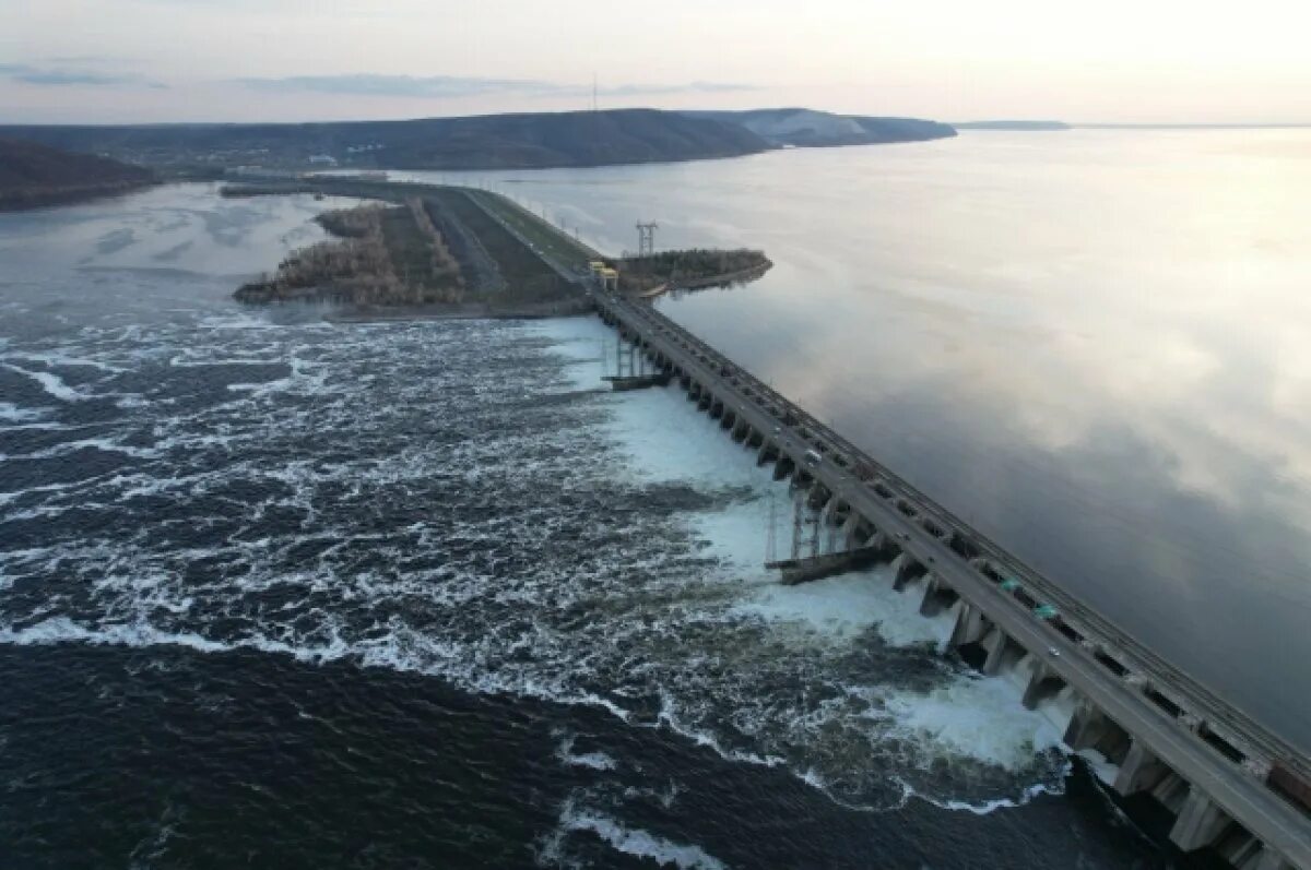 Волжская гэс жигулевск. Гэс тольятти жигулевск сброс воды. Сброс воды на волжской гэс 2023. График сброса воды жигулевской гэс 2024. Шлюзы жигулевской гэс.