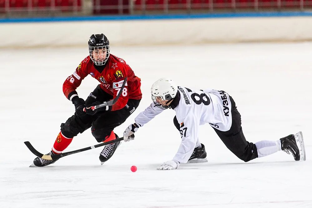 Кузбасс ска нефтяник счет. Хоккей кузбасс ска нефтяник. Хоккей с мячом на льду. Хоккей кузбасс ска нефтяник. Ска нефтяник хабаровск.