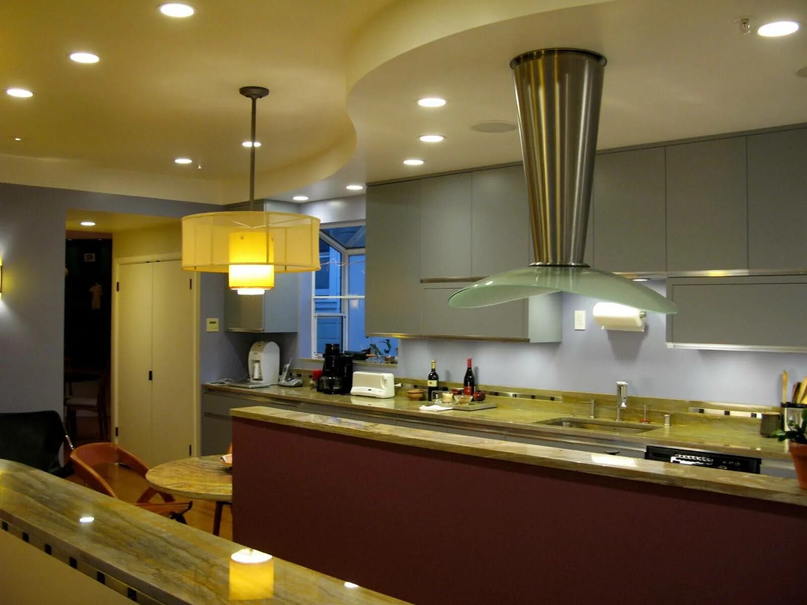 Поставь освещение. Точечные светильники на кухне. Точечные светильники в интерьере кухни. Точечное освещение на кухне. Встроенные светильники на кухне.