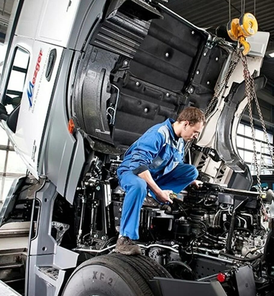 Автослесарь по ремонту грузовых автомобилей. Автослесарь грузовой. слесарь по ремонту грузовых автомобилей. автомеханик грузовых автомобилей. автомеханик по грузовым автомобилям.